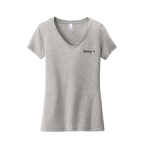 Camiseta Very Importante para mujer de District® con cuello en V y estampado en el lado izquierdo del pecho