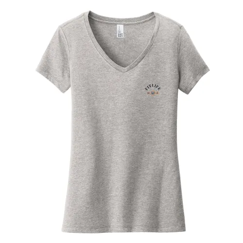 Camiseta Very Importante para mujer de District® con cuello en V y estampado en el lado izquierdo del pecho y la espalda