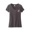 Camiseta Very Importante para mujer de District® con cuello en V y estampado en el lado izquierdo del pecho